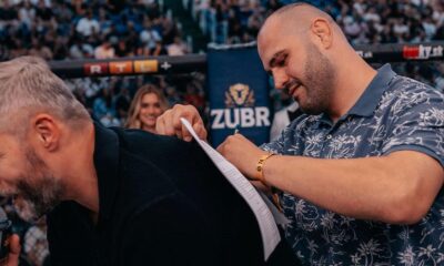 Martin Buday podepisuje smlouvu s OKTAGONEM