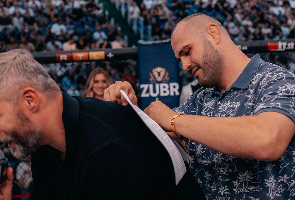 Martin Buday podepisuje smlouvu s OKTAGONEM