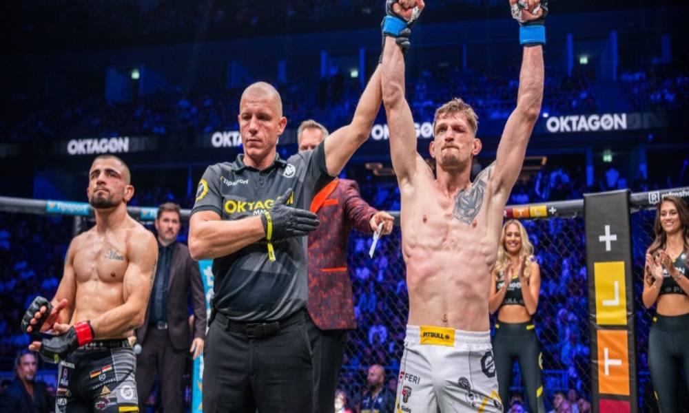 David Dvořák při ohlášení svého vítězství na turnaji OKTAGON 75